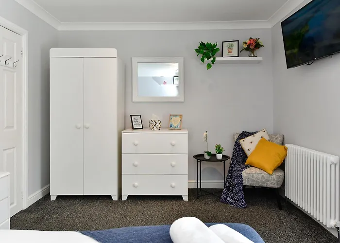 Free Parking - Heart Of The City - Superb Townhouse & Garden - Peaceful Area But Only 5Min Walk To Beach, Shops, Bars, Arena, Marina, Parks