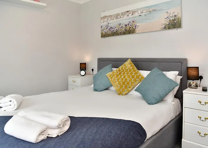 Free Parking - Heart Of The City - Superb Townhouse & Garden - Peaceful Area But Only 5Min Walk To Beach, Shops, Bars, Arena, Marina, Parks