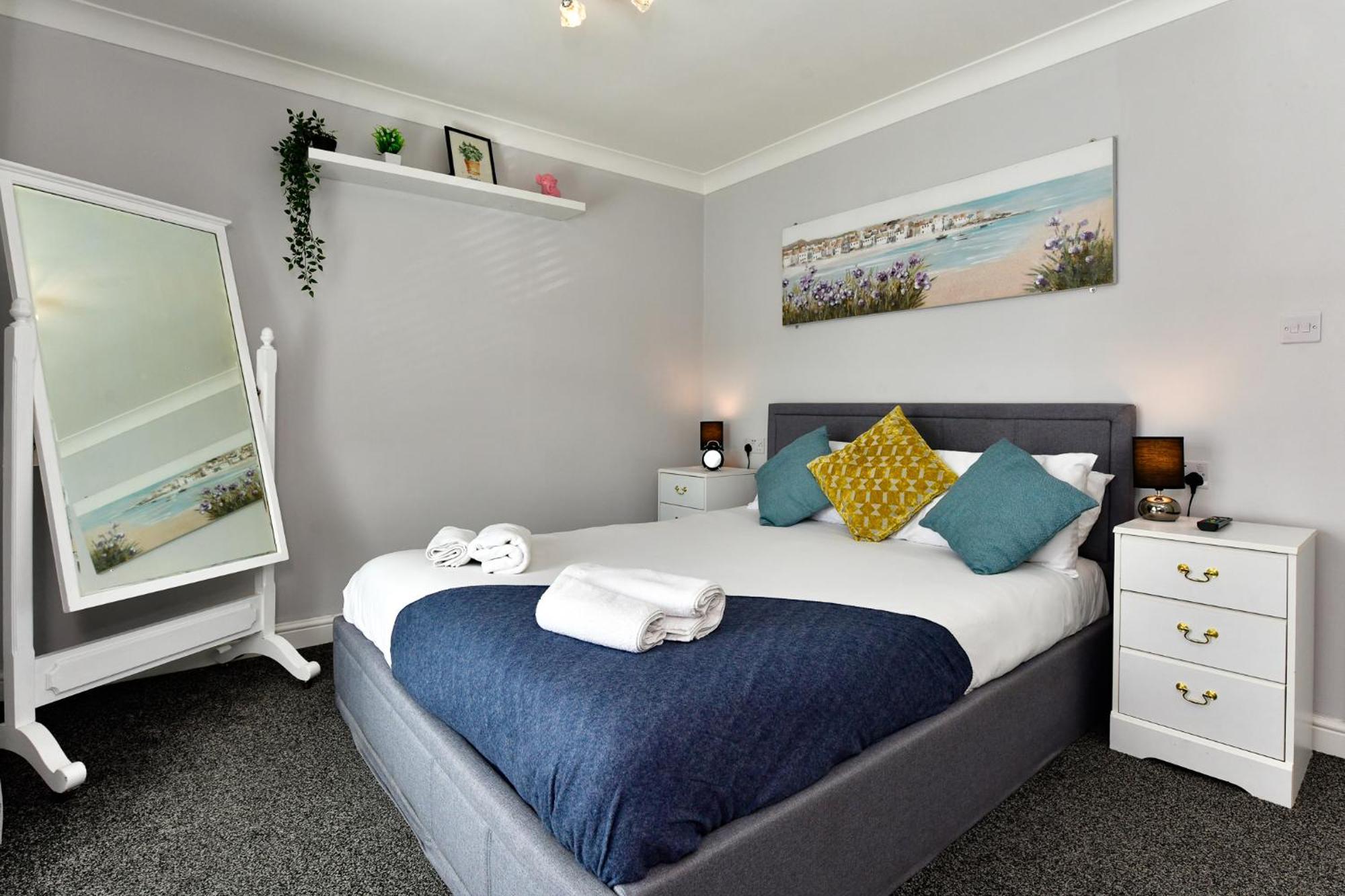 Holiday home Free Parking - Heart Of The - Superb Townhouse & Garden - Peaceful Area But Only 5min Walk To Beach, Shops, Bars, Arena, Marina, Parks