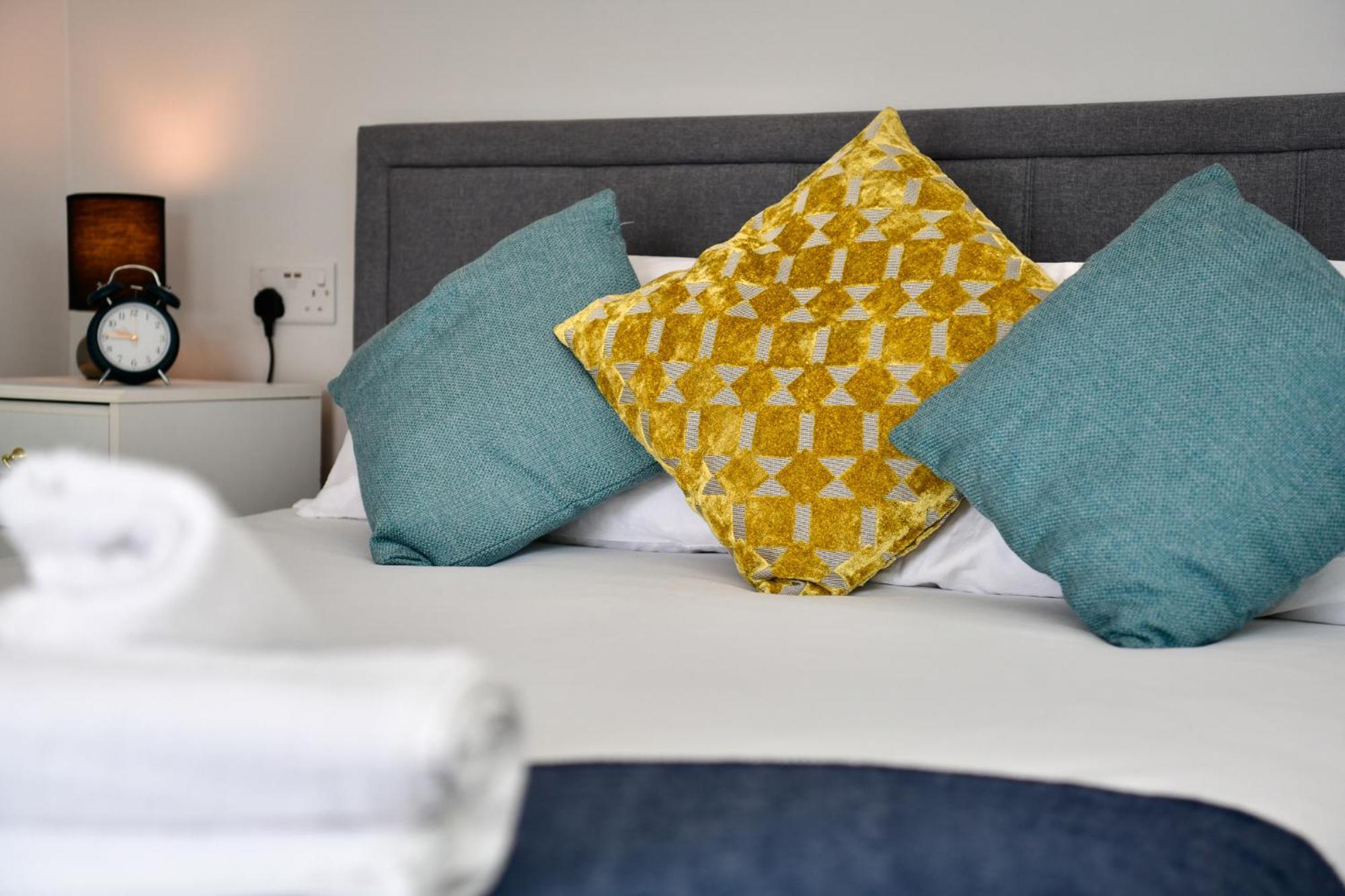 Free Parking - Heart Of The - Superb Townhouse & Garden - Peaceful Area But Only 5min Walk To Beach, Shops, Bars, Arena, Marina, Parks Holiday home Swansea