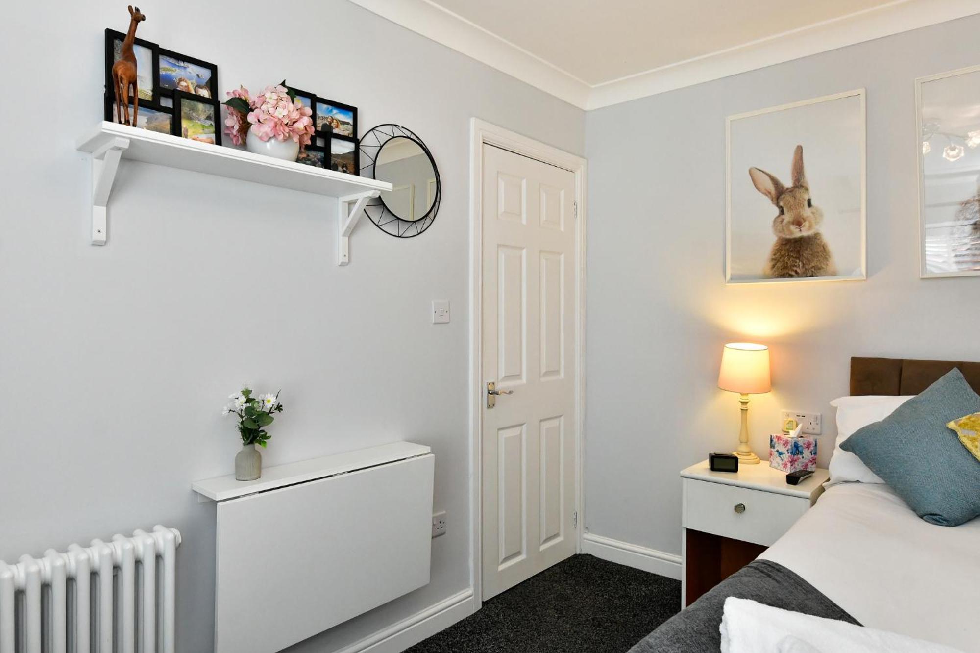 Free Parking - Heart Of The - Superb Townhouse & Garden - Peaceful Area But Only 5min Walk To Beach, Shops, Bars, Arena, Marina, Parks Holiday home