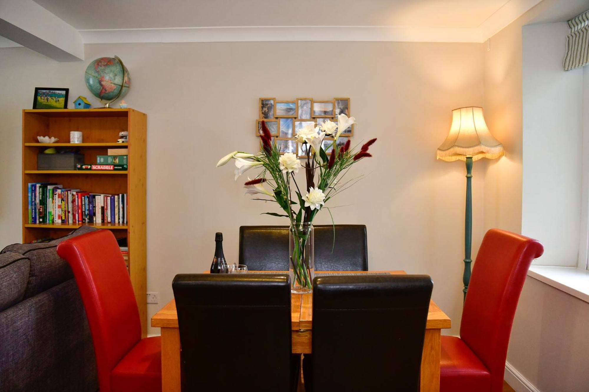 Holiday home Free Parking - Heart Of The - Superb Townhouse & Garden - Peaceful Area But Only 5min Walk To Beach, Shops, Bars, Arena, Marina, Parks *
