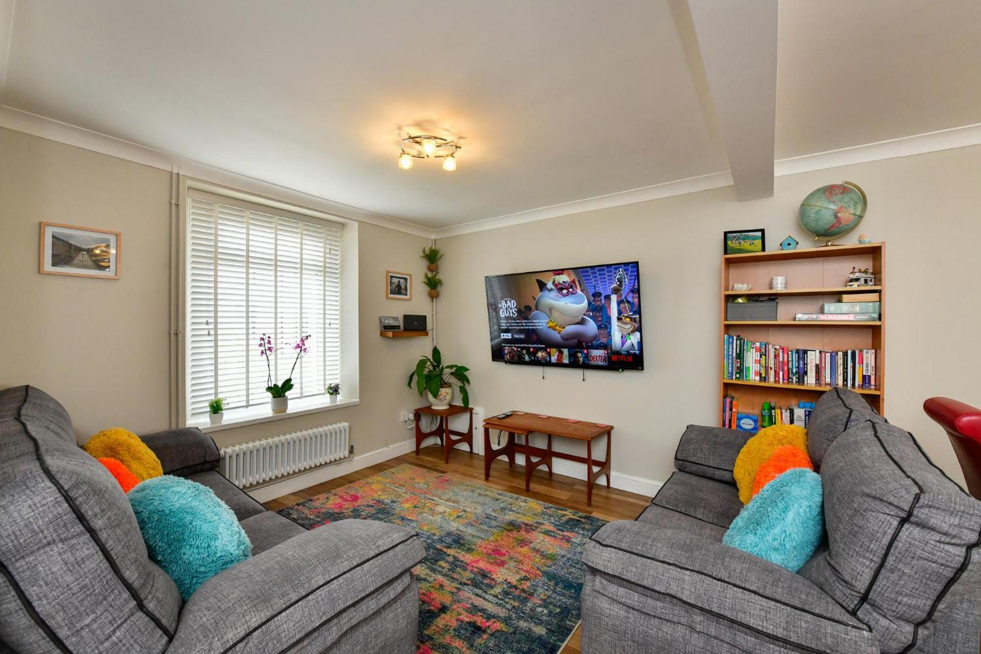 Free Parking - Heart Of The - Superb Townhouse & Garden - Peaceful Area But Only 5min Walk To Beach, Shops, Bars, Arena, Marina, Parks