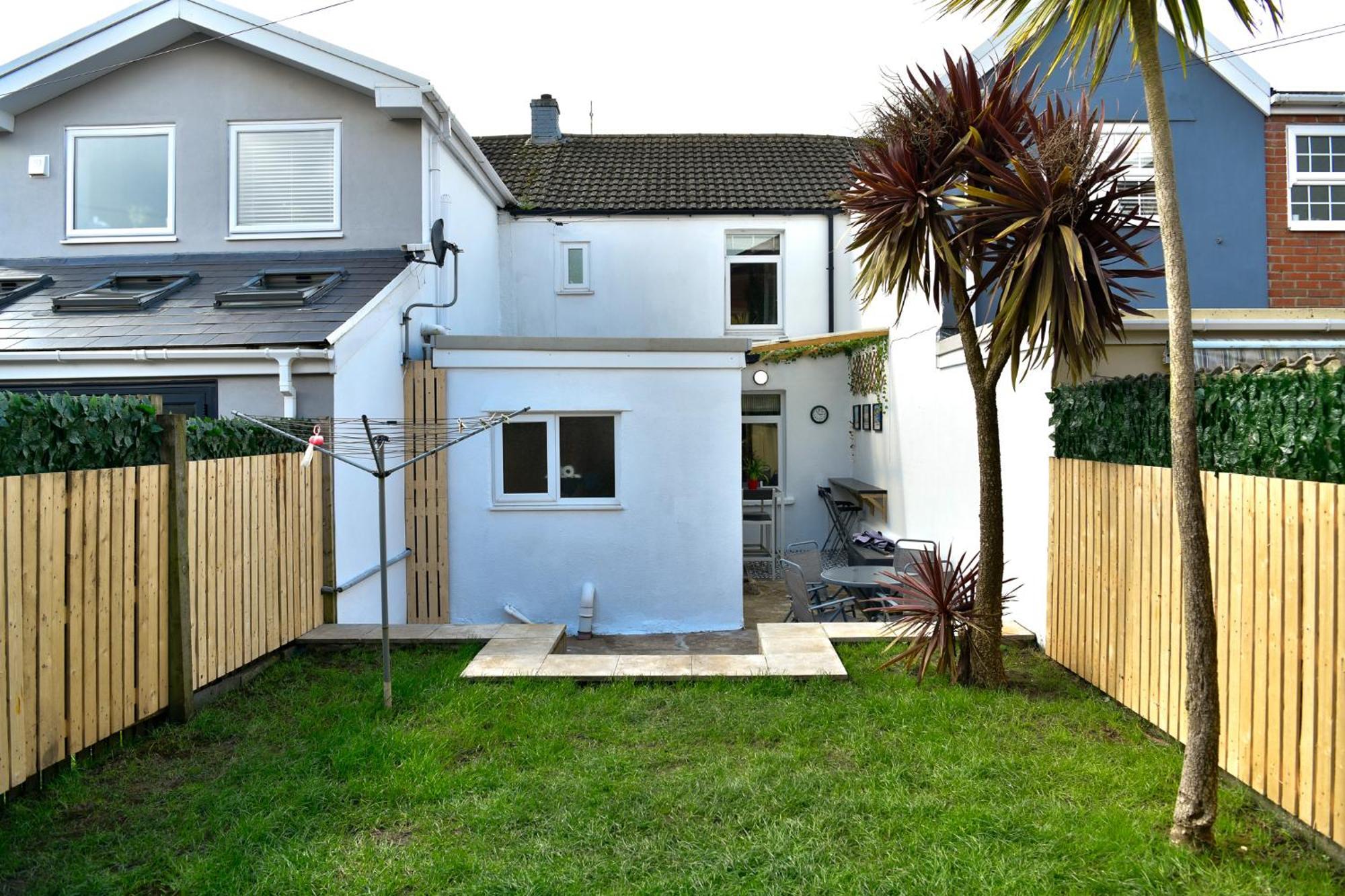 Free Parking - Heart Of The - Superb Townhouse & Garden - Peaceful Area But Only 5min Walk To Beach, Shops, Bars, Arena, Marina, Parks